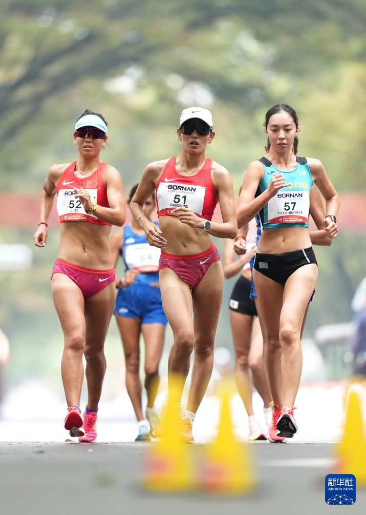 女子马拉松竞走中国选手旦增曲宗递补摘金，马丽获得银牌，率先冲线的哈萨克斯坦选手成绩被取消